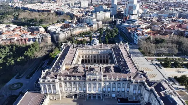 İspanya 'daki Kraliyet Sarayı. Şehir Skyline Modern ve Geleneksel Mimariyi Gösteriyor. Şehir Gökyüzü Bulutları Şehir Arkaplanı. Şehir merkezinde geniş bir altyapı var. Madrid İspanya.