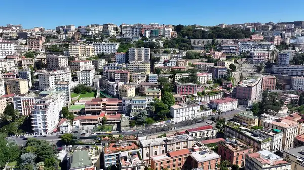 Napoli 'nin silueti Napoli Campania İtalya' da. İnanılmaz Skysraper 'lar ve caddedeki trafik yukarıdan izleniyor. Şehir merkezindeki iş dünyası. Şehir merkezinin dışında Panning Wide 'da. Napoli Campania.