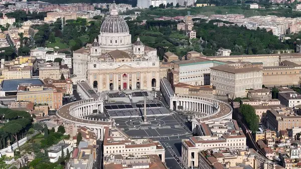 Roma 'daki Vatikan Şehri Lazio İtalya. Skyline 'a hükmeden kilise binasının havadan görünüşü. Günbatımı Bulutları Şehir Merkezi Şehir Merkezi. Şehir merkezinde Sunset Exterior. Roma Lazio.