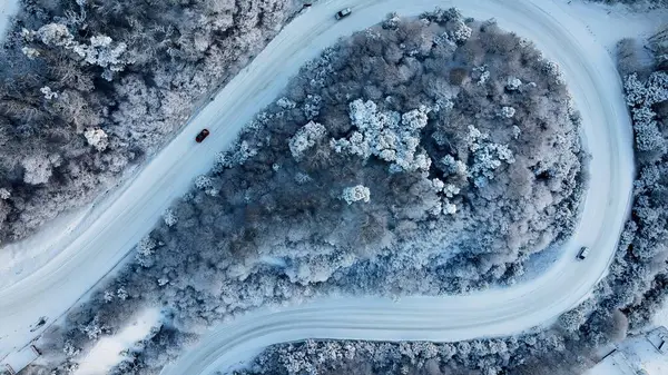 Ushuaia 'daki Kar Kapalı Yol Tierra Del Fuego Arjantin. Trafik sıkışıklığı olan otoyol kavşağı. Patagonya Buzulu 'na doğru. Açık havada Yüksek Açılı Kar Görünümü.