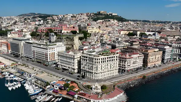 Napoli 'nin silueti Napoli Campania İtalya' da. Şehir Skyline Modern ve Geleneksel Mimariyi Gösteriyor. Endüstriyel Peyzaj Ticari Binası Güzel. Endüstriyel kasaba. Napoli Campania.