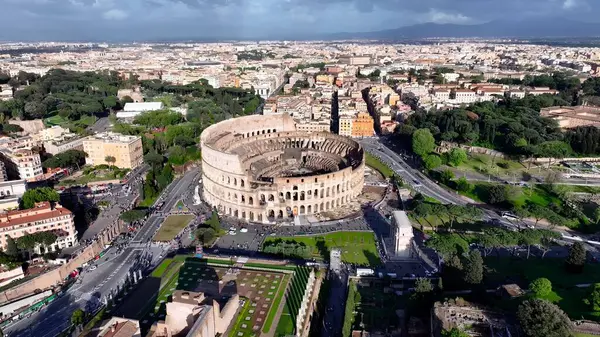 Roma Kolezyumu, Lazio İtalya. Şehir merkezinin modern binalarla dolup taşması. Metropolitan Manzara Gökdelenleri. Güzel. Metropolitan Şehir. Roma Lazio.