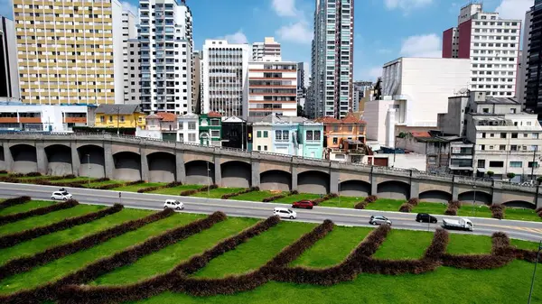 23 Mayıs, Sao Paulo Brezilya. Highway Road 'un göz kamaştırıcı manzarası yukarıdan görünüyor. Metropolitan Manzara Gökdelenleri. Güzel. Metropolitan Şehir. Sao Paulo Brezilya.