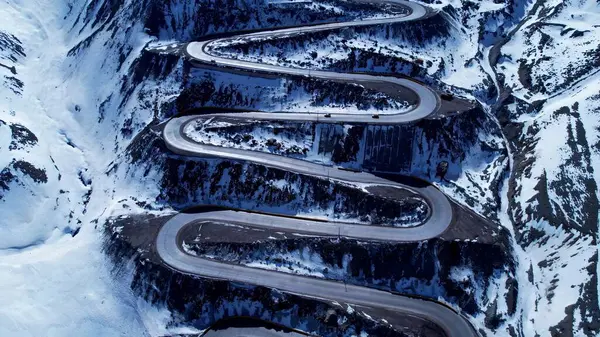 And Dağları 'ndaki Curves Yolu Santiago Şili. Trafik sıkışıklığı olan otoyol kavşağı. Açık hava seyahatleri ve Buzullar. Açık havada Yüksek Açılı Kar Görünümü.