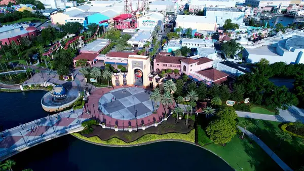 Orlando Florida 'daki Universal Stüdyoları. Yukarıdan görünüşlü çeşitli gezintileri olan Renkli Lunapark. Altyapı Skyline Gökdelenleri çarpıcı. Altyapı Mimarlık Şirketi.