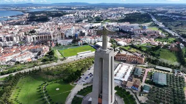 Lizbon 'daki Kral İsa. İkonik İsa 'nın Kuş Gözü Manzarası Kurtarıcı Heykeli. Şehir merkezindeki iş dünyası. Şehir merkezinin dışında Panning Wide 'da. Lizbon Portekiz.