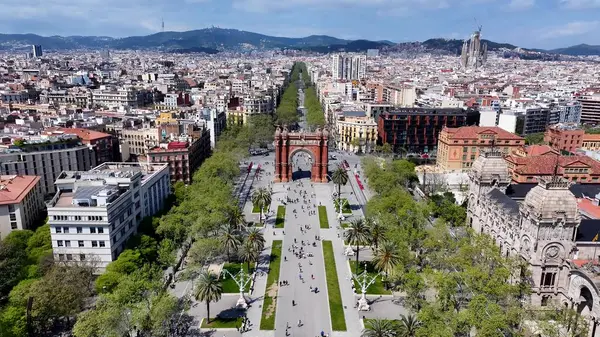 Barselona Skyline Katalonya İspanya Topluluğu 'nda. Yeşillik ağaçlarıyla çevrili yeşil alanın havadan görünüşü. Şehir merkezinde Gökyüzü Bulutları. Şehir merkezinin dışında. Ünlü..