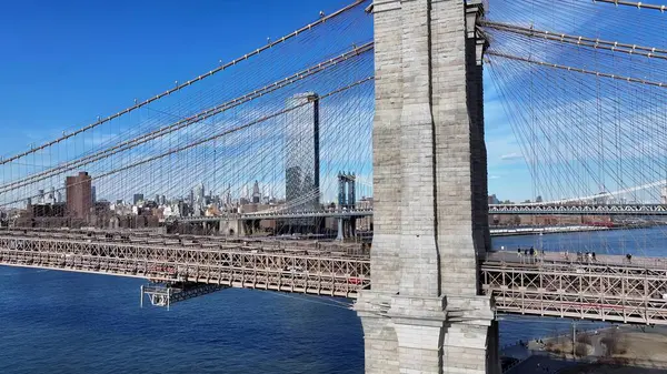 Manhattan 'daki Brooklyn Skyline New York Birleşik Devletleri. Yukarıdan bakıldığında şehrin yükseltilmiş yol köprüsü sembolü. Metropolitan Manzara Gökdelenleri. Güzel. Metropolitan Şehir. Manhattan New York.