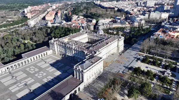 İspanya 'daki Kraliyet Sarayı. Şehrin ünlü bölgesindeki ortaçağ binasının kuş bakışı görüntüsü. Metropolitan Peyzaj Ticari Binası Çarpıcı. Metropolitan Atılgan Kasabası. Madrid İspanya.