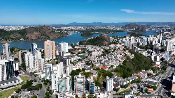 Vitoria Espirito Santo Brezilya 'daki Vitoria Skyline. Yukarıdan canlı bir şehrin telaş ve koşuşturmasını yakalamak. İş Bulutları Gökyüzü Şehir Merkezi. Arkaplan Panoramik Şehir.