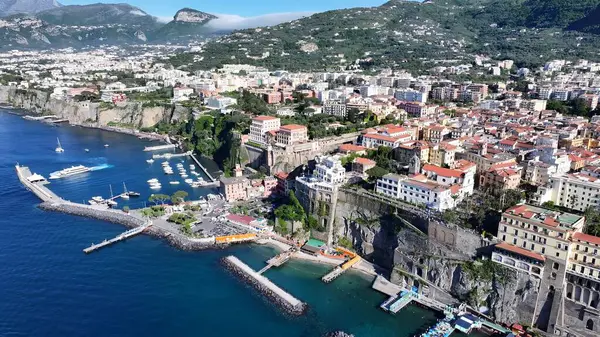 Sorrento Napoli 'deki Sorrento Plajı. Gökdelenleri Şehir Merkezi Şehir Yaşamını Yansıtıyor. Horizon Sahili Denizi kıyısında. Açık Sahil Panoramik. Sorrento Napoli.