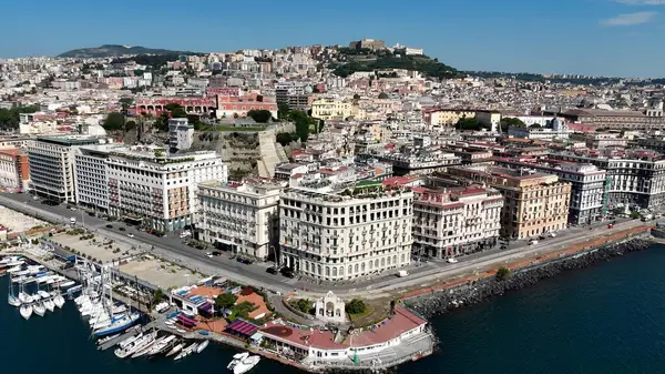 Napoli Campania İtalya 'daki Dev Çeşmesi. Yüksek binaları ve trafiği olan hareketli bir şehrin havadan görünüşü. Metropol Manzarası Panoramik Şehir Manzarası Güzel. Kentsel Panoramik Şehir Görünümü.