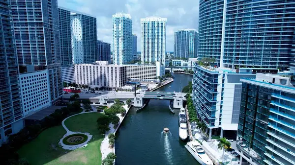 Miami Florida 'da şehir merkezi, Birleşik Devletler. İnanılmaz Skysraper 'lar ve caddedeki trafik yukarıdan izleniyor. Şehir Gökyüzü Arkaplanı Kentsel. Şehrin yukarısında. Miami Florida.
