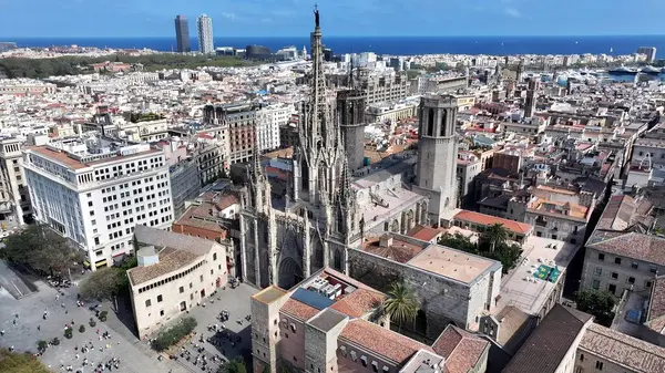 Barcelona Katedrali Katalonya İspanya 'nın Barselona Topluluğu' nda. Güzel Manzaranın Ortasında Uzun Duran Kilisenin Kuş Gözü Manzarası. İnşaat Peyzajı Panoramik Şehir Görünümü Meşgul.
