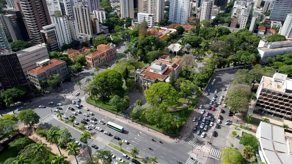 Belo Horizonte Minas Gerais Brezilya 'daki Hava Kasabası. Yüksek binaları ve trafiği olan hareketli bir şehrin havadan görünüşü. Metropol Manzarası Panoramik Şehir Manzarası Güzel.