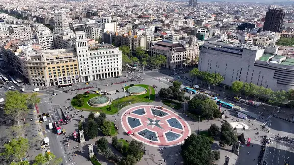 Barcelona İspanya 'daki Katalonya Meydanı. Yeşilliklerle süslenmiş güzel tasarlanmış bir park. Şehir Gökyüzü Arkaplanı Kentsel. Şehrin yukarısında. Barselona İspanya.