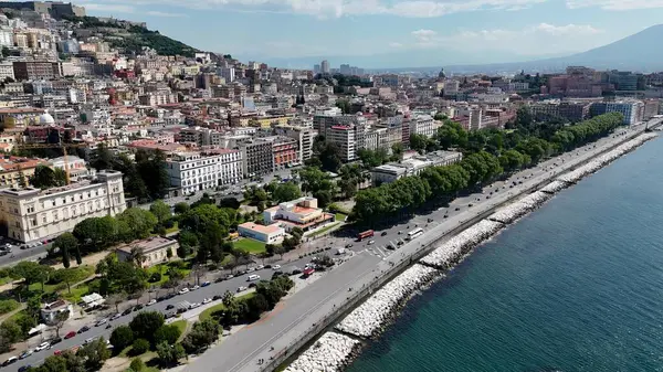 Napoli Campania İtalya 'daki Villa Comunale Parkı. Gökdelenleri Şehir Merkezi Şehir Yaşamını Yansıtıyor. İş Bulutları Gökyüzü Şehir Merkezi. Özgeçmişleri meşhurdur. Napoli Campania.