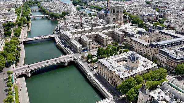 Fransa 'nın Paris Adası' ndaki Paris Skyline. Şehirdeki ünlü kilisenin nefes kesici manzarası. Endüstriyel Peyzaj Ticari Binası Güzel. Endüstriyel kasaba. Fransa 'nın Paris Adası.