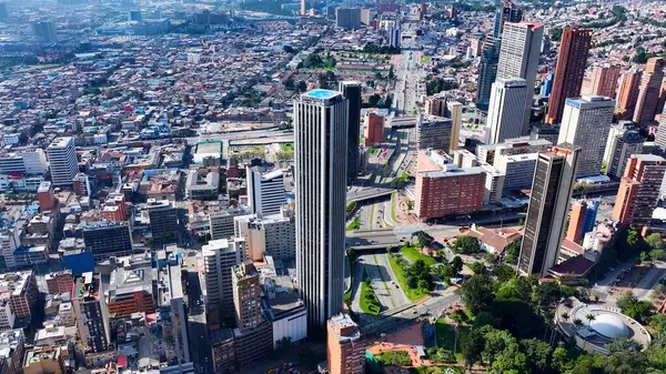 Bogota Bölgesi Başkenti Kolombiya 'daki Bogota Skyline. Yukarıdan canlı bir şehrin telaş ve koşuşturmasını yakalamak. Şehir Bulutları Gökyüzü Arkaplanı Şehir. Şehir dışındaki ünlü. Bogota Bölge Başkenti.
