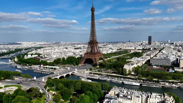 Paris 'teki Paris Skyline Fransa Adası' nda. Paris Skyline turizm simgeleri ve binalarla çevrili. Şehir Gökyüzü Arkaplanı Kentsel. Şehir merkezinin yukarısında. Paris Fransa Adası.