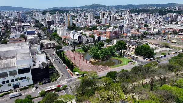Porto Alegre 'deki İtalya Meydanı Rio Grande Do Sul Brezilya. Yemyeşil parkın ve etrafındaki binaların havadan görünüşü. Metropol Manzarası Panoramik Şehir Manzarası Güzel. Kentsel Panoramik Şehir Görünümü.