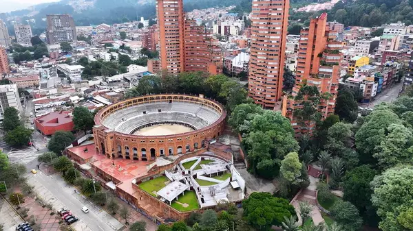 Bogota Cundinamarca Kolombiya 'daki Bogota Skyline. Çağdaş binalarla dolu şehir merkezinin havadan görünüşü. Altyapı Skyline Gökdelenleri çarpıcı. Altyapı Mimarlık Şirketi.