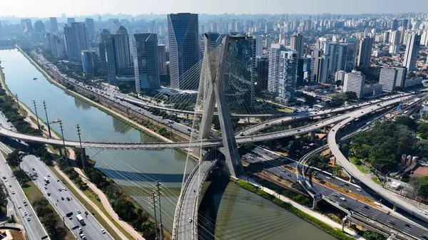 Sao Paulo Brezilya 'daki Cable Stayed Bridge. Kuşlar, sokaklar ve binalarla çarpıcı şehir manzarasına bakıyor. İnşaat Manzarası Panoramik Şehir Görünümü Meşgul. Panoramik Şehir Görünümü.