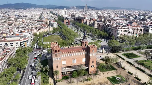 Barcelona Katalonya İspanya 'da Barselona Skyline. Şehir merkezinin modern binalarla dolup taşması. İş Bulutları Gökyüzü Şehir Merkezi. Panoramik Şehir. Barselona Katalonya.
