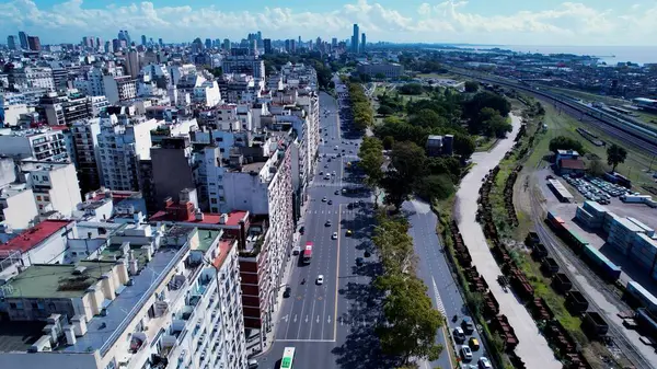 Buenos Aires Arjantin 'deki Recoleta Bulvarı. Yüksek katlı binaların ve şehir yaşamını gösteren trafik gösterilerinin havadan görüntüsü. İş Bulutları Gökyüzü Şehir Merkezi. Özgeçmişleri meşhurdur. Buenos Aires Arjantin.