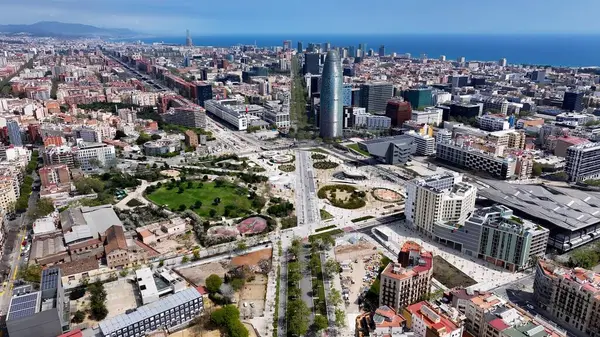 Barselona Katalonya 'daki Agbar Kulesi İspanya. İnanılmaz Skysraper 'lar ve caddedeki trafik yukarıdan izleniyor. Şehir Gökyüzü Arkaplanı Kentsel. Şehrin yukarısında. Barselona Katalonya.