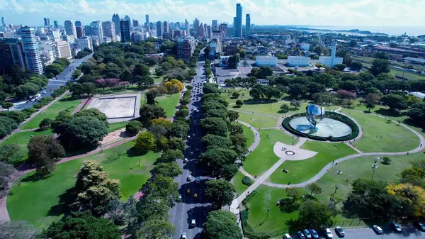 Buenos Aires Arjantin 'de Buenos Aires Skyline. İnsansız hava aracı, etrafı gür ağaçlarla çevrili kaldırımlı bir bahçe yakalıyor. Şehir merkezindeki iş dünyası. İş geçmişleri ünlüdür. Buenos Aires Arjantin.