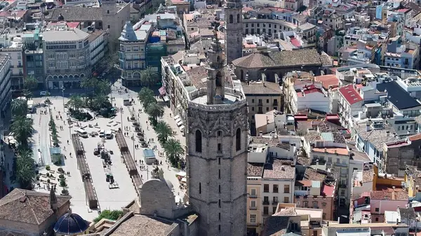 Valencia Katedrali Valencia Valence Topluluğu İspanya. Güzel Manzaranın Ortasında Uzun Duran Kilisenin Kuş Gözü Manzarası. Şehir merkezindeki İş Gökyüzü Arkaplanı. Şehir Merkezi Panoramik Şirketi.