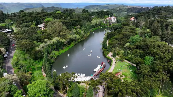 Negro Lake In Gramado Rio Grande Do Sul Brazil. Yeşillik ağaçlarıyla çevrili yeşil alanın havadan görünüşü. Metropol Manzarası Panoramik Şehir Manzarası Güzel. Kentsel Panoramik Şehir Görünümü.