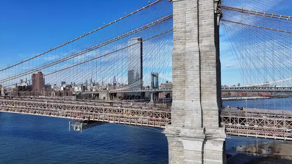 Manhattan 'daki Brooklyn Köprüsü New York Birleşik Devletleri. Yukarıdan bakıldığında şehrin yükseltilmiş yol köprüsü sembolü. Endüstriyel Peyzaj Ticari Binası Güzel. Endüstriyel Şehir.