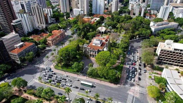 Belo Horizonte Minas Gerais Brezilya 'daki Hükümet Binası. Ülkenin Meşhur Hükümet Binası 'nın Havadan Görünümü. Şehir Gökyüzü Arkaplanı Kentsel. Şehir merkezinin yukarısında..