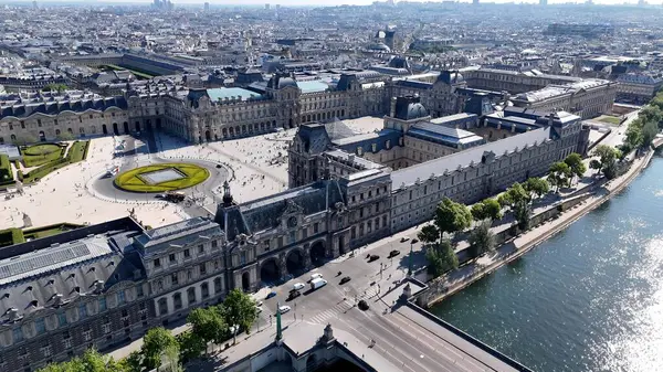 Paris 'teki Paris Skyline De France. Şehir merkezindeki Landmark Ortaçağ binasının havadan görünüşü. Şehir Gökyüzü Arkaplanı Kentsel. Şehir merkezinin yukarısında. Fransa ile Paris.