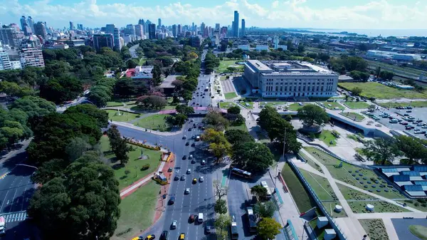Buenos Aires Arjantin 'deki Recoleta Bulvarı. Şehir Skyline Modern ve Geleneksel Mimariyi Gösteriyor. İnşaat Manzarası Panoramik Şehir Görünümü Meşgul. Panoramik Şehir Manzarası. Buenos Aires Arjantin.