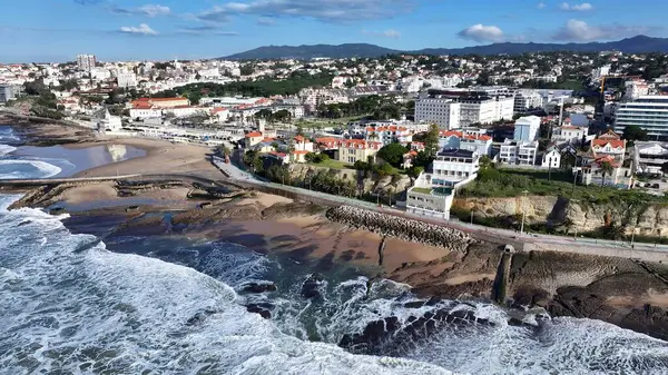 Estoril Sahili Cascais Lizbon Bölgesi Portekiz. Büyüleyici Tropikal Sahne Sahnesi Yukarıdan Görünüyor. Metropolitan Skyline Binaları Güzel. Bina Mimarlığı Şirketi.