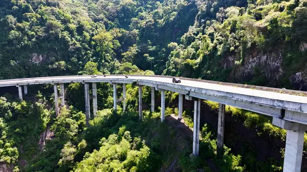 Itati Rio Grande Do Sul Brezilya 'daki Sun Route Yolu. Ünlü Köprü 'de şehir merkezine doğru giden arabalar. Kırsal alanda dramatik bulutlar kırsal alanda. Kırsal Gökyüzü Panoraması. Itati Rio Grande do Sul.