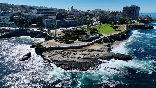 San Diego, Kaliforniya 'daki La Jolla Koyu. Büyüleyici Tropikal Sahne Sahnesi Yukarıdan Görünüyor. Metropolitan Skyline Binaları Güzel. Bina Mimarlığı Şirketi.