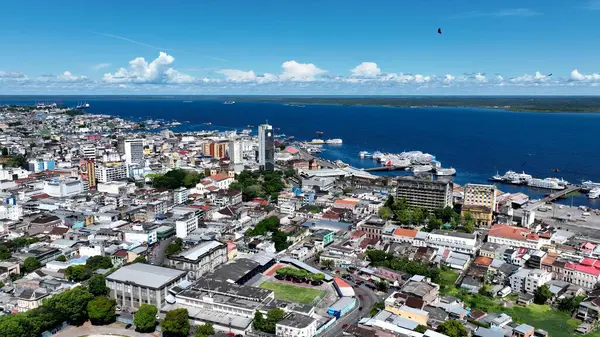 Brezilya 'nın Manaus Amazonas şehrinde. Yüksek katlı binaların ve şehir yaşamını gösteren trafik gösterilerinin havadan görüntüsü. Şehir merkezindeki iş dünyası. İş geçmişleri ünlüdür. Manaus Amazonas.