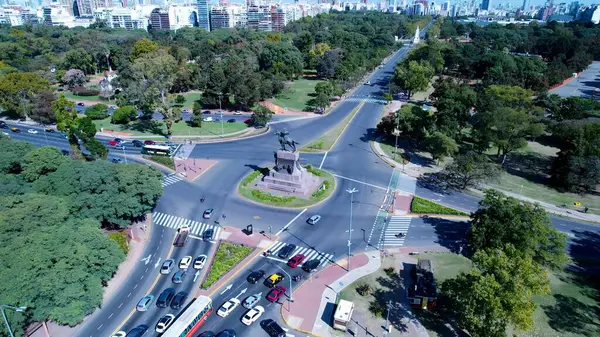 Buenos Aires Arjantin 'deki Manzaralı Kavşak. Doğal Manzaradaki Ünlü Heykelin Hava Manzarası. Metropolitan Manzara Gökdelenleri. Güzel. Metropolitan Şehir. Buenos Aires Arjantin.