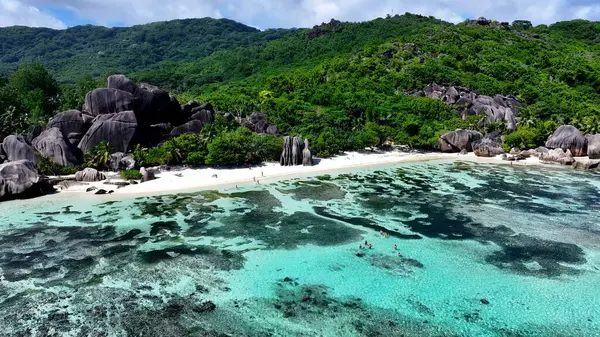 La Digue Adası 'ndaki Anse Source D Argent Sahili Victoria Seychelles. Kristal berrak sularla sersemletici sahilin havadan görünüşü. Shore Clouds Plaj Denizi. Sahil Sahili Sahili Kıyı Hattı.