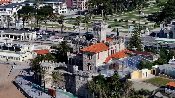 Cascais Lizbon Bölgesi, Portekiz 'deki Haç Kalesi. Şehir merkezindeki Landmark Ortaçağ binasının havadan görünüşü. Metropolitan Skyline Binaları Güzel. Bina Mimarlığı Şirketi.