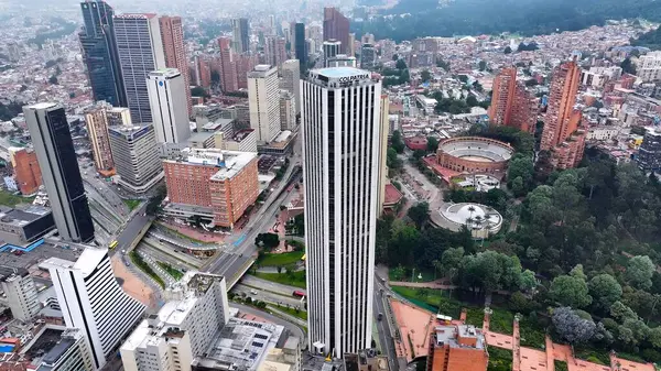 Kolombiya 'nın Bogota Bölgesi' ndeki Colpatria Kulesi. Gökdelenleri Şehir Merkezi Şehir Yaşamını Yansıtıyor. İş Bulutları Gökyüzü Şehir Merkezi. Arkaplan Ünlü.
