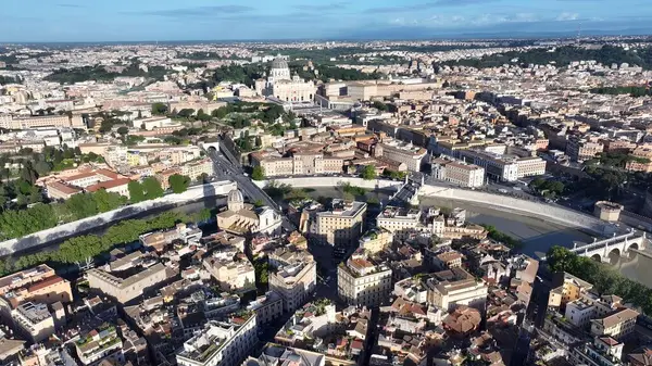 Vatikan 'ın Roma' daki Skyline 'ı Lazio İtalya. Şehrin ünlü bölgesindeki ortaçağ binasının kuş bakışı görüntüsü. Altyapı Skyline Panoramic City View Awesome. Altyapı Şehir Manzarası. Roma Lazio.