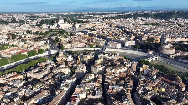 Roma 'da gökyüzü Lazio İtalya' da. Kuşlar, sokaklar ve binalarla çarpıcı şehir manzarasına bakıyor. Şehir merkezindeki iş dünyası. İş geçmişleri ünlüdür. Roma Lazio.