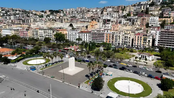 Napoli Campania İtalya 'daki Villa Comunale Parkı. İnanılmaz Skysraper 'lar ve caddedeki trafik yukarıdan izleniyor. İş Bulutları Gökyüzü Şehir Merkezi. İş dünyası geniş çaplı. Napoli Campania.