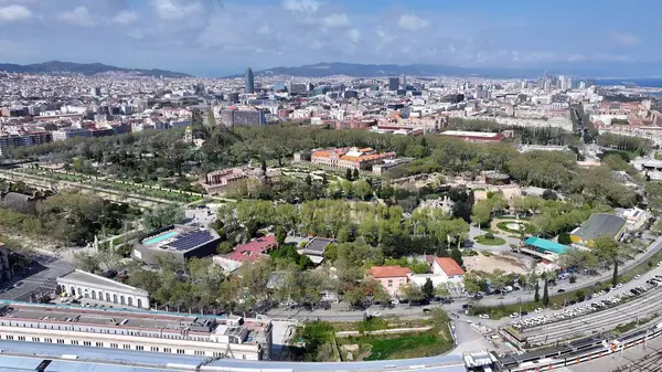 Katalonya 'nın Barselona bölgesindeki Ciutadella Parkı. İnanılmaz Skysraper 'lar ve caddedeki trafik yukarıdan izleniyor. Endüstriyel Peyzaj Ticari Binası Güzel.