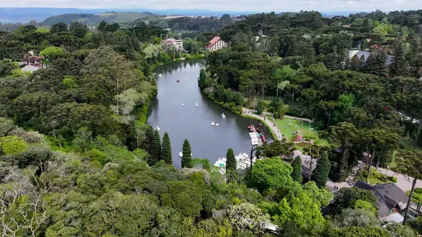 Rio Grande Do Sul Brezilya 'daki Kara Göl. Yukarıdan manzaralı tropikal bir nehir manzarası olan ağaçlar. Şehir Gökyüzü Arkaplanı Kentsel. Şehrin yukarısında. Gramado Rio Grande do Sul.